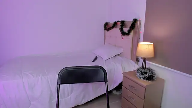 Snapshot of vale_kross chatting on December 17, 2024, 1:05 pm vale kross online show from December 17, 2024, 1:05 pm