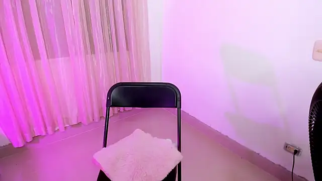 Snapshot of vale_kross chatting on October 25, 2025, 3:07 pm vale kross online show from October 25, 2025, 3:07 pm