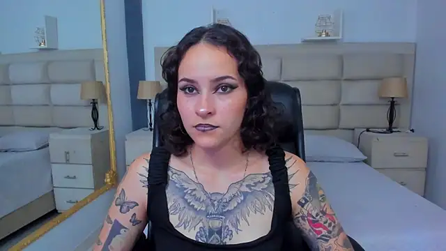 AnnyThompson  online show from October 13, 2025, 8:42 pm