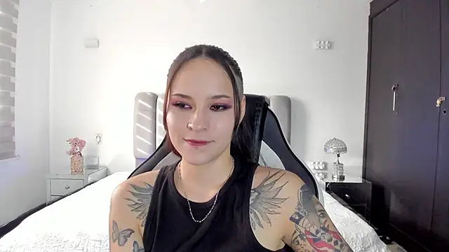 AnnyThompson  online show from March 10, 2026, 9:31 pm