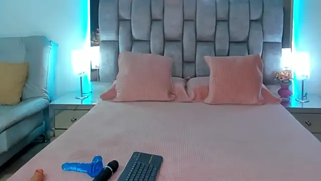 Snapshot of Abbye_blue01 chatting on February 24, 2025, 11:19 pm Abbye blue01 online show from February 24, 2025, 11:19 pm