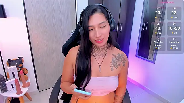 LouaneBourVip online show from December 14, 2025, 11:42 pm