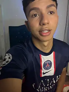 Snapshot of Leonarrrd_01 chatting on December 18, 2024, 1:26 am Leonarrrd 01 online show from December 18, 2024, 1:26 am