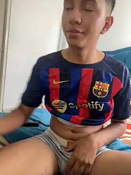 Snapshot of Leonarrrd_01 chatting on December 20, 2024, 6:24 pm Leonarrrd 01 online show from December 20, 2024, 6:24 pm