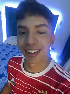 Snapshot of Leonarrrd_01 chatting on January 21, 2025, 12:57 am Leonarrrd 01 online show from January 21, 2025, 12:57 am