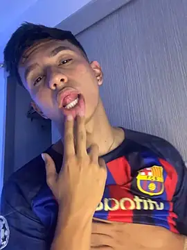 Snapshot of Leonarrrd_01 chatting on February 6, 2025, 2:33 am Leonarrrd 01 online show from February 6, 2025, 2:33 am