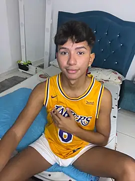 Snapshot of Leonarrrd_01 chatting on September 23, 2025, 4:04 am Leonarrrd 01 online show from September 23, 2025, 4:04 am