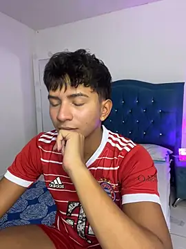 Snapshot of Leonarrrd_01 chatting on October 10, 2025, 12:31 am Leonarrrd 01 online show from October 10, 2025, 12:31 am