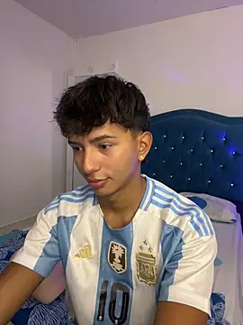 Snapshot of Leonarrrd_01 chatting on October 11, 2025, 10:30 pm Leonarrrd 01 online show from October 11, 2025, 10:30 pm