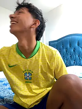 Snapshot of Leonarrrd_01 chatting on October 12, 2025, 7:35 pm Leonarrrd 01 online show from October 12, 2025, 7:35 pm