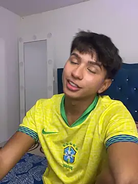 Snapshot of Leonarrrd_01 chatting on October 15, 2025, 12:00 am Leonarrrd 01 online show from October 15, 2025, 12:00 am