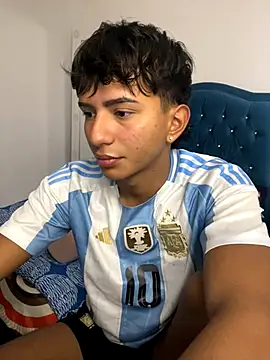 Snapshot of Leonarrrd_01 chatting on October 18, 2025, 10:32 pm Leonarrrd 01 online show from October 18, 2025, 10:32 pm