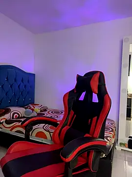 Snapshot of Leonarrrd_01 chatting on November 3, 2025, 11:37 pm Leonarrrd 01 online show from November 3, 2025, 11:37 pm