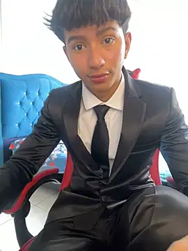 Snapshot of Leonarrrd_01 chatting on November 7, 2025, 6:19 pm Leonarrrd 01 online show from November 7, 2025, 6:19 pm