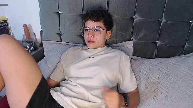 Antonella Cruz02 online show from April 22, 2026, 3:09 am