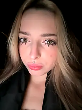 LoraaDoll online show from November 20, 2025, 4:29 pm