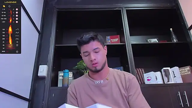 EdwardRoss  online show from January 28, 2025, 10:34 pm