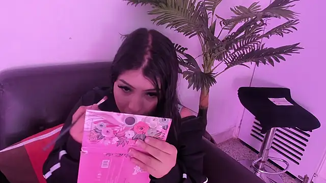 Miia Thompsonn online show from March 19, 2025, 3:20 am