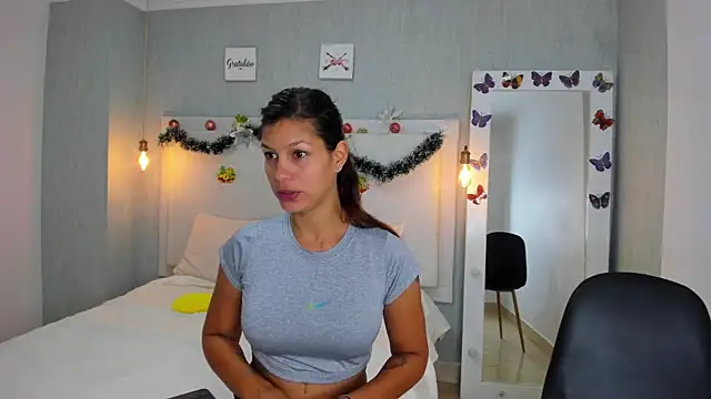 aishawild online show from December 20, 2024, 12:49 pm