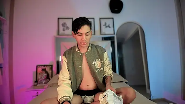 Snapshot of Adriien19 chatting on December 3, 2025, 11:36 pm Adriien19 online show from December 3, 2025, 11:36 pm