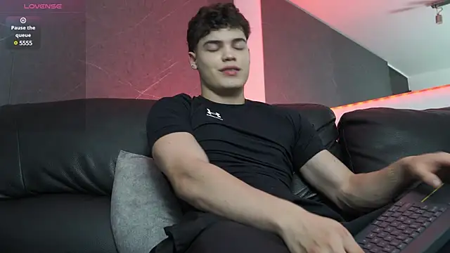 Snapshot of Max_cortes1 chatting on February 5, 2025, 11:50 pm Max cortes1 online show from February 5, 2025, 11:50 pm