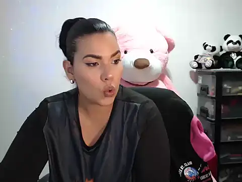 Snapshot of CarolinaRincon chatting on November 22, 2025, 11:48 pm CarolinaRincon online show from November 22, 2025, 11:48 pm