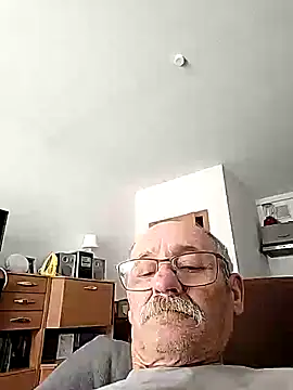 Snapshot of oleg049 chatting on June 10, 2026, 8:13 am oleg049 online show from June 10, 2026, 8:13 am