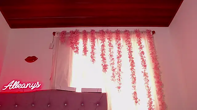 Snapshot of Alleanys_Cristal chatting on September 24, 2025, 2:31 pm Alleanys Cristal online show from September 24, 2025, 2:31 pm