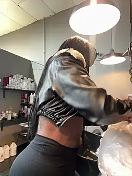 Snapshot of SUUKAM chatting on December 10, 2024, 7:00 pm SUUKAM online show from December 10, 2024, 7:00 pm