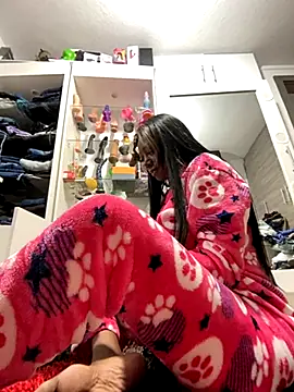 Snapshot of SUUKAM chatting on October 4, 2025, 1:20 pm SUUKAM online show from October 4, 2025, 1:20 pm