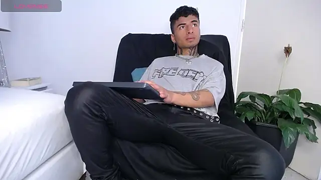 JuanCamiilo 66 online show from December 31, 2024, 9:17 pm