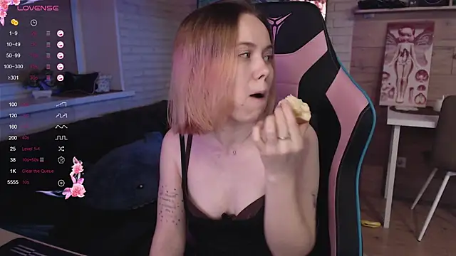 Snapshot of lucy_mirror chatting on November 10, 2025, 8:30 pm lucy mirror online show from November 10, 2025, 8:30 pm