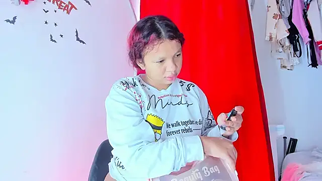 Snapshot of Emily_Coper18 chatting on October 27, 2025, 1:15 pm Emily Coper18 online show from October 27, 2025, 1:15 pm