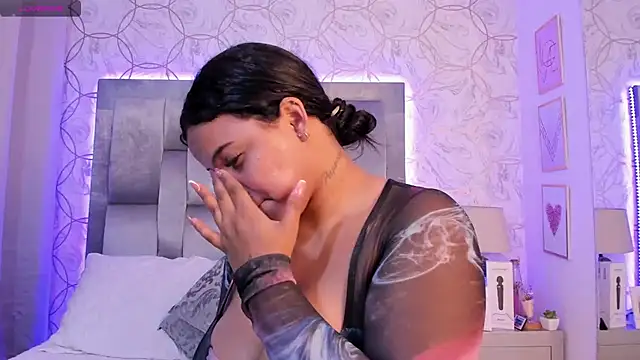 Snapshot of EmmaWeest chatting on December 12, 2024, 8:10 pm EmmaWeest online show from December 12, 2024, 8:10 pm