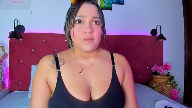 Snapshot of Abril_Gomez06 chatting on October 21, 2025, 2:56 am Abril Gomez06 online show from October 21, 2025, 2:56 am