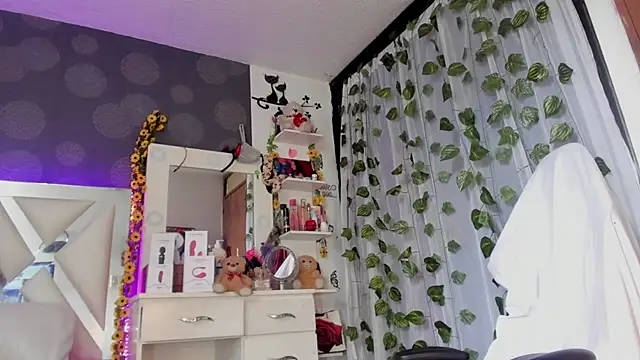 Snapshot of Reina_Love2 chatting on March 14, 2025, 3:47 pm Reina Love2 online show from March 14, 2025, 3:47 pm