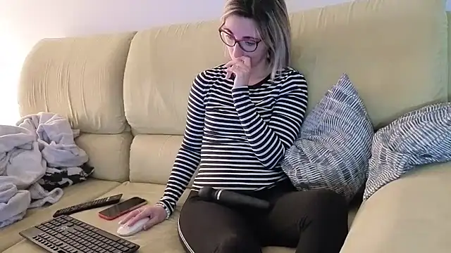 sexy blondie92 online show from March 18, 2026, 10:02 pm