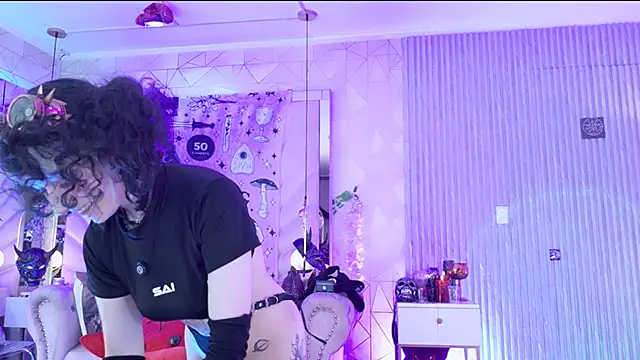 zephirahabney online show from December 19, 2025, 3:19 pm