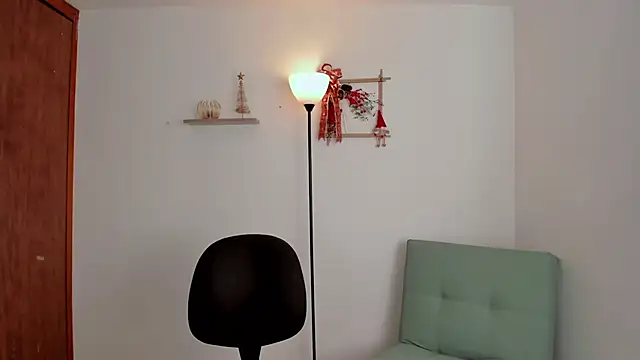 Snapshot of Lilabril chatting on December 9, 2024, 2:17 pm Lilabril online show from December 9, 2024, 2:17 pm