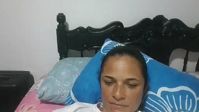 Snapshot of GiveLove1 chatting on November 5, 2025, 11:27 pm GiveLove1 online show from November 5, 2025, 11:27 pm