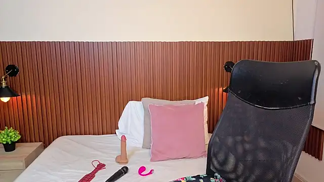 chanel brunette online show from February 19, 2026, 12:12 pm