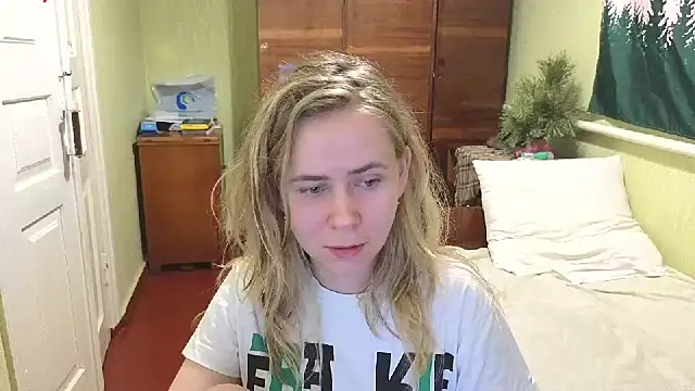 Snapshot of Riley_Roo chatting on January 14, 2025, 5:12 pm Riley Roo online show from January 14, 2025, 5:12 pm