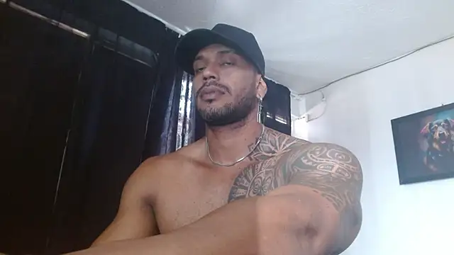 Snapshot of manolofitt chatting on July 16, 2026, 3:51 pm manolofitt online show from July 16, 2026, 3:51 pm
