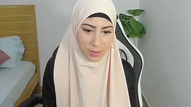 chaymae nah  online show from February 11, 2025, 3:18 pm