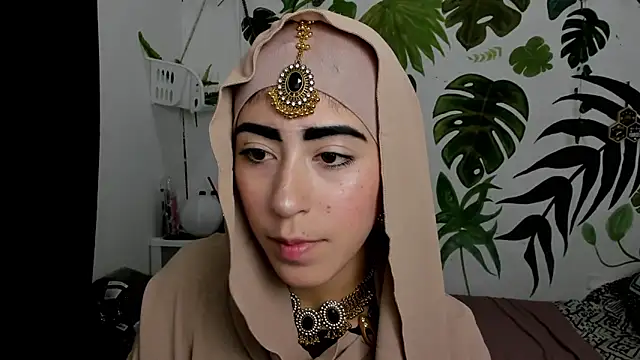 chaymae nah  online show from November 30, 2025, 4:05 am