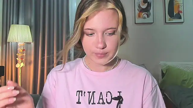 Snapshot of HanahCute chatting on February 23, 2025, 5:23 am HanahCute online show from February 23, 2025, 5:23 am