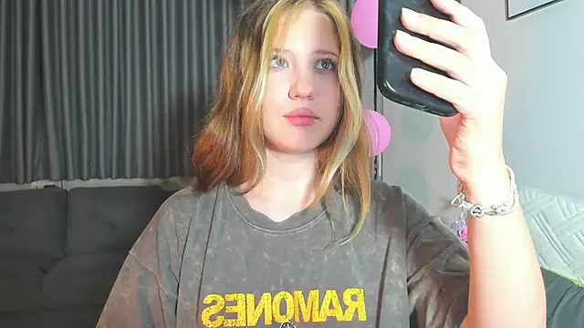 Snapshot of HanahCute chatting on March 13, 2025, 9:26 pm HanahCute online show from March 13, 2025, 9:26 pm