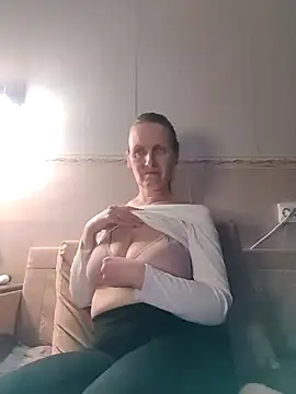 Snapshot of Evelina_cute chatting on December 22, 2024, 4:27 pm Evelina cute online show from December 22, 2024, 4:27 pm