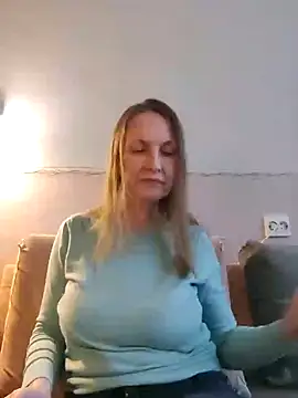 Snapshot of Evelina_cute chatting on January 21, 2025, 1:00 pm Evelina cute online show from January 21, 2025, 1:00 pm