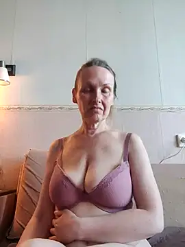 Snapshot of Evelina_cute chatting on September 11, 2025, 2:39 pm Evelina cute online show from September 11, 2025, 2:39 pm